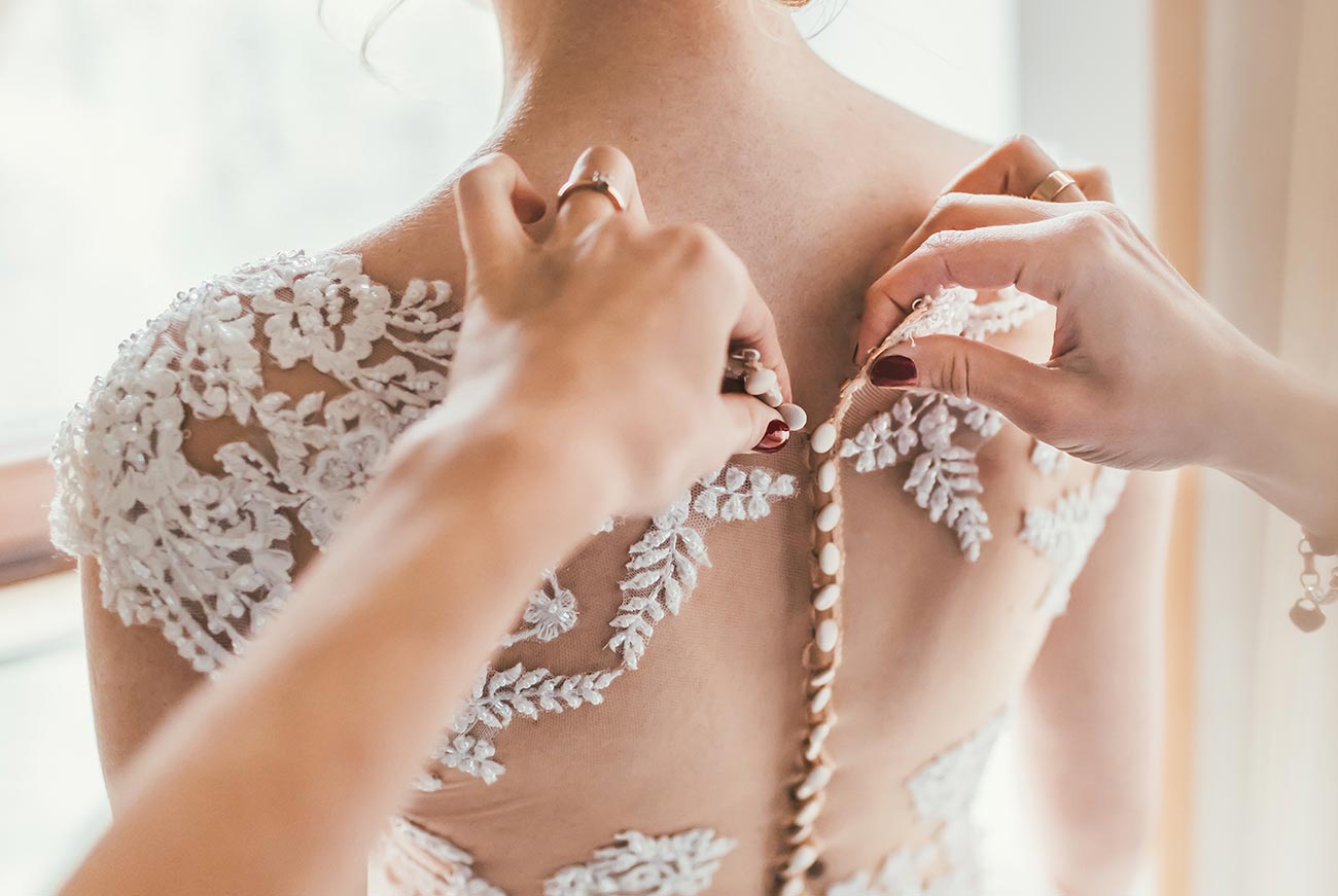 essayage de la robe de mariée sur mesure