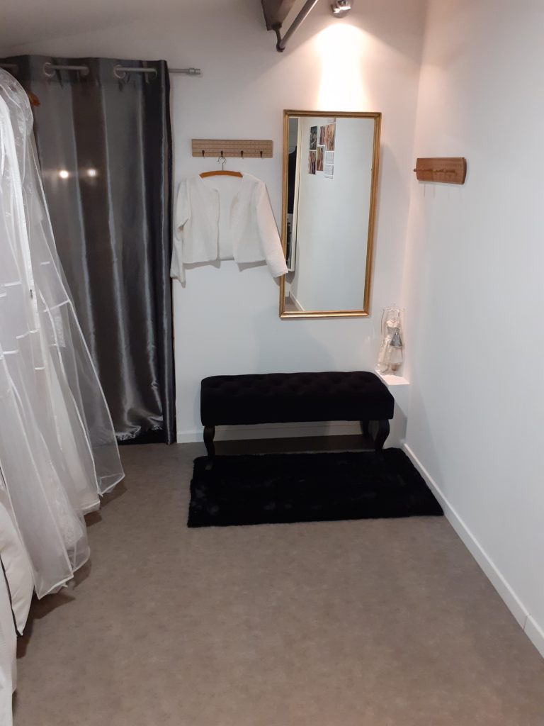 cabine d'essayage pour les vêtements retouchés ou conçus dans l'atelier